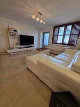 9225 Collins Ave, Unit 1409 in Surfside, FL - Foto de edificio - Building Photo