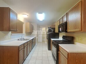 4906 Black Rock St in Baytown, TX - Foto de edificio - Building Photo