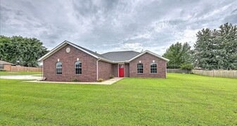 400 Sun Meadow Dr in Centerton, AR - Building Photo