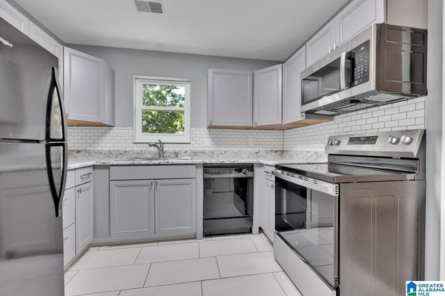 2060 Montreat Dr in Vestavia Hills, AL - Building Photo - Building Photo