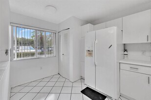 7711 Trent Dr in Tamarac, FL - Building Photo