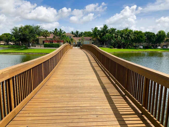 2532 Centergate Dr in Miramar, FL - Building Photo - Building Photo