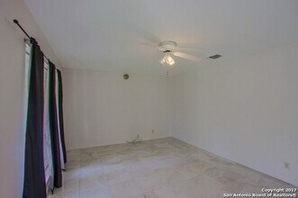 7107 Stone Fence Rd in San Antonio, TX - Building Photo - Building Photo