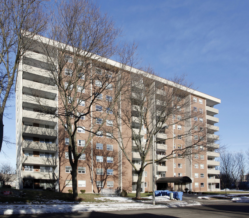 Saratoga Village in Burlington, ON - Building Photo