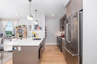 1691 Commonwealth Ave, Unit 402 in Boston, MA - Building Photo - Building Photo