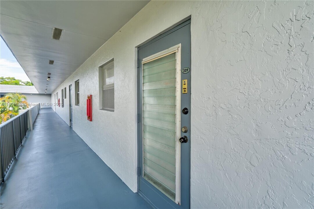 8350 Sands Point Blvd in Tamarac, FL - Building Photo