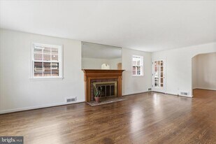 904 N Ivy St in Arlington, VA - Building Photo