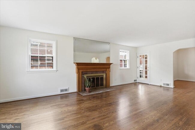 property at 904 N Ivy St