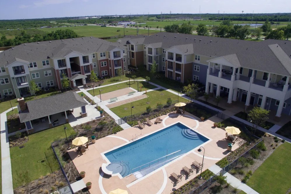 Mariposa at Pecan Park 55+ Apartment Homes in La Porte, TX - Building Photo