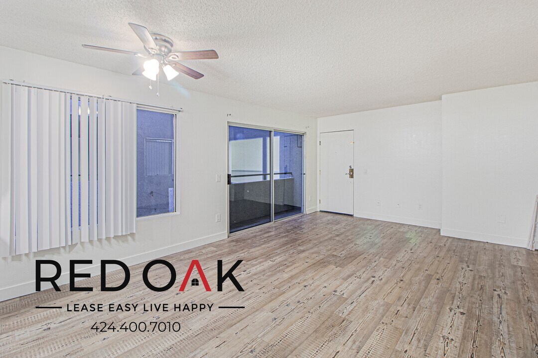 11817 Victory Blvd in Los Angeles, CA - Building Photo
