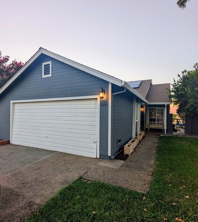 property at 1616 E Lassen Ave