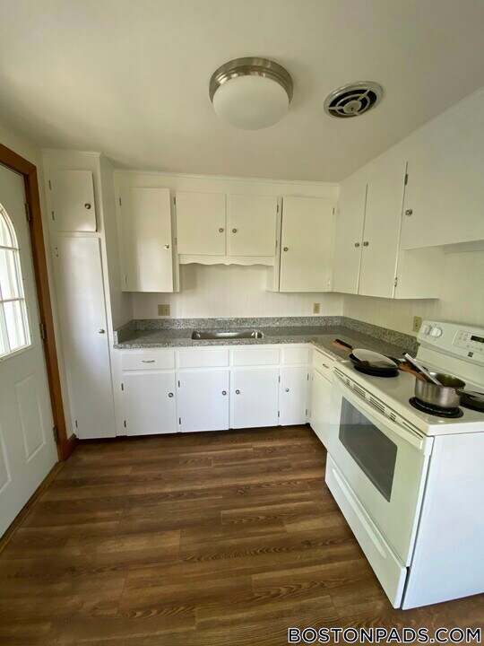 247 South St in Waltham, MA - Building Photo