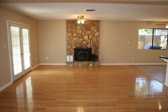 2109 Westminster Dr in Bakersfield, CA - Building Photo - Building Photo