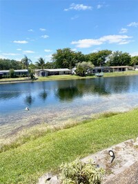 1740 NW 105th Ave in Pembroke Pines, FL - Foto de edificio - Building Photo