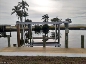 2585 Third St in Matlacha, FL - Building Photo