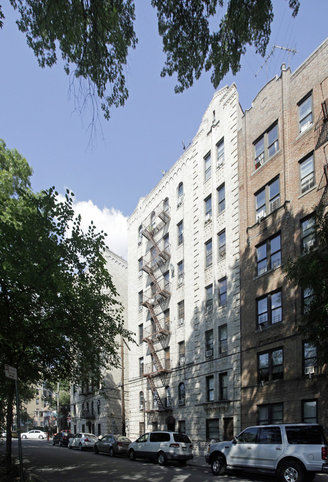 Felicia Urena Estate in Bronx, NY - Foto de edificio - Building Photo