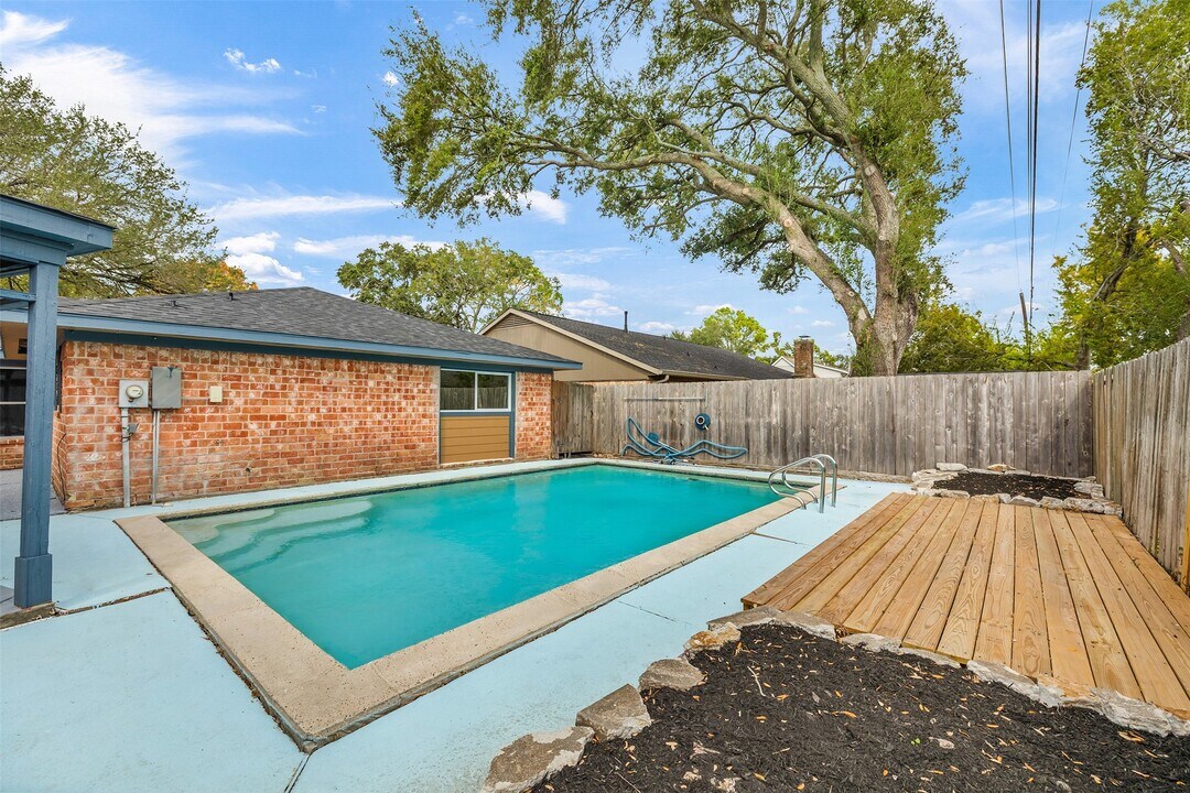 9806 Sagebark Dr in Houston, TX - Building Photo