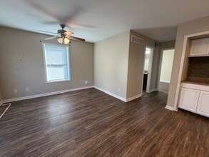 322 N Prairie St in Liberty, MO - Foto de edificio - Building Photo