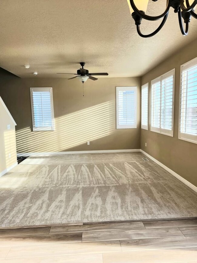 3811 N Prairie Grass Dr in Lehi, UT - Foto de edificio - Building Photo