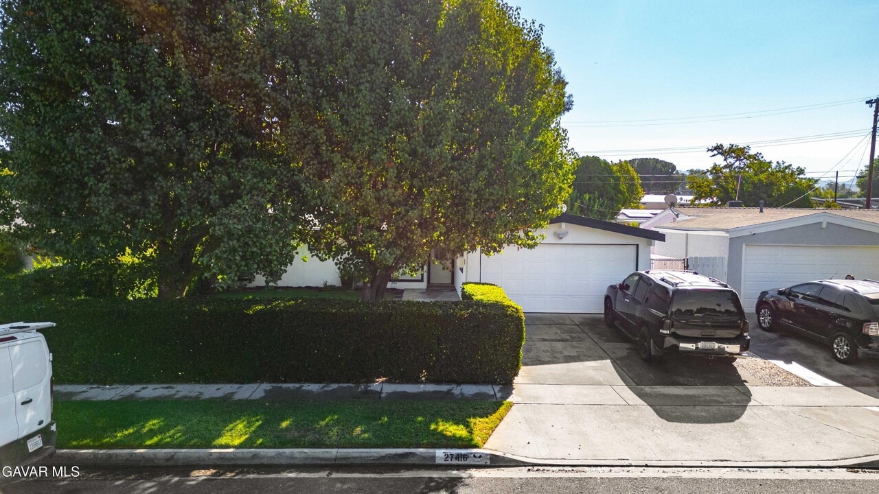 27416 Dewdrop Ave in Santa Clarita, CA - Building Photo