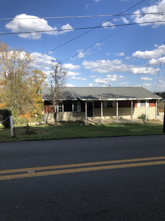 495 Old Monongah Rd in Fairmont, WV - Building Photo