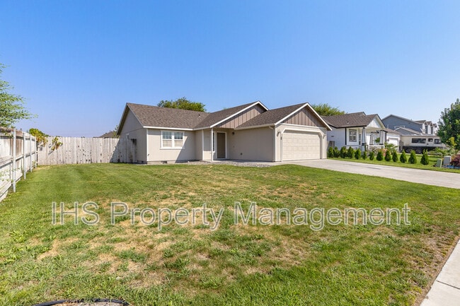 5204 Desert Dove Loop in West Richland, WA - Building Photo - Building Photo