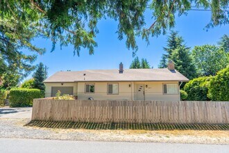 1417 N 40th St in Renton, WA - Building Photo - Building Photo