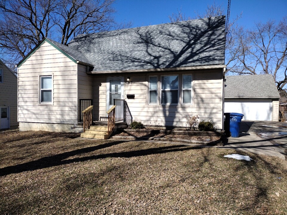 5813 New York Ave in Des Moines, IA - Foto de edificio