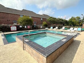 1001 Krenek Tap Rd in College Station, TX - Foto de edificio - Building Photo