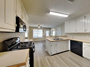 811 Karie Dr in Mcdonough, GA - Building Photo - Building Photo