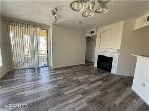 7155 S Durango Dr, Unit 304 in Las Vegas, NV - Building Photo - Building Photo