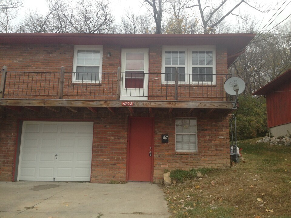 11602 E Lexington Ave in Sugar Creek, MO - Building Photo