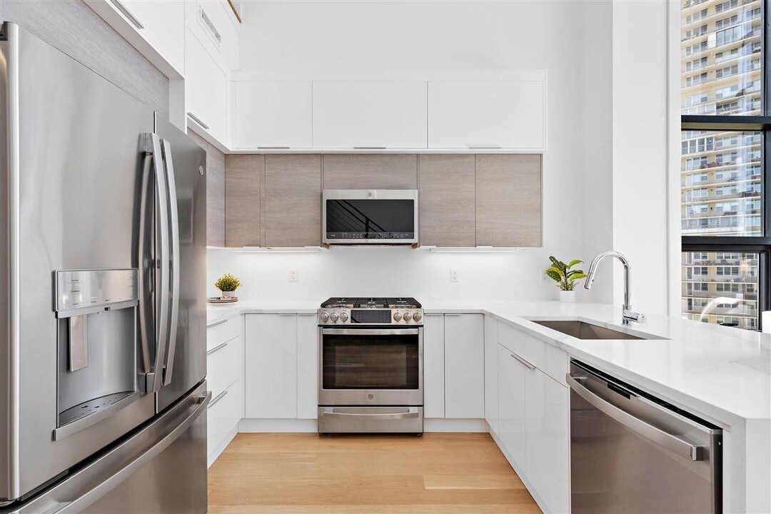 6025 JFK Blvd E in West New York, NJ - Building Photo