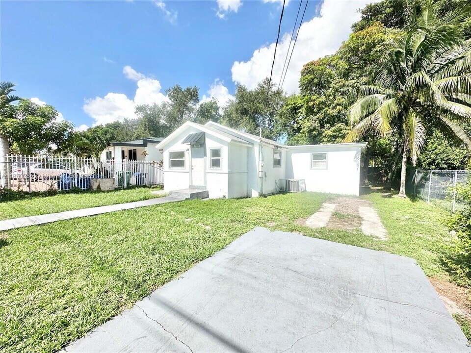 7156 NW 15th Ct in Miami, FL - Building Photo