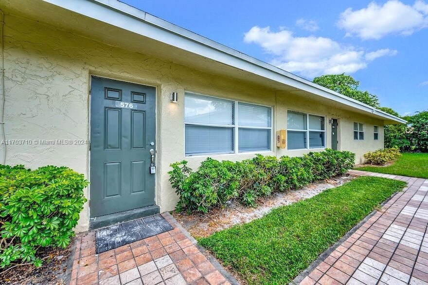 635 Kathy Ct in Margate, FL - Building Photo