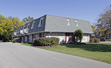 Colony Court Apartments LLC in Beloit, WI - Foto de edificio - Building Photo