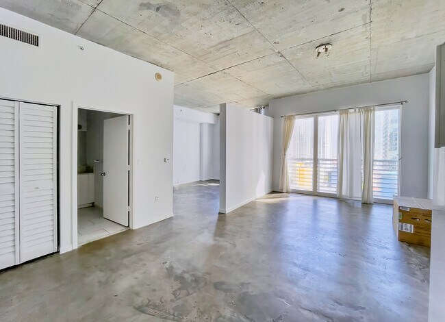 133 NE 2nd Ave, Unit 2905 in Miami, FL - Building Photo - Building Photo