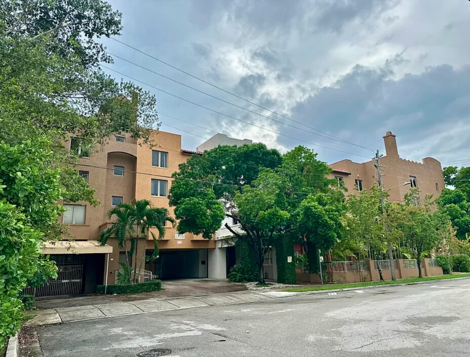 2630 SW 28th St, Unit 44 in Miami, FL - Building Photo