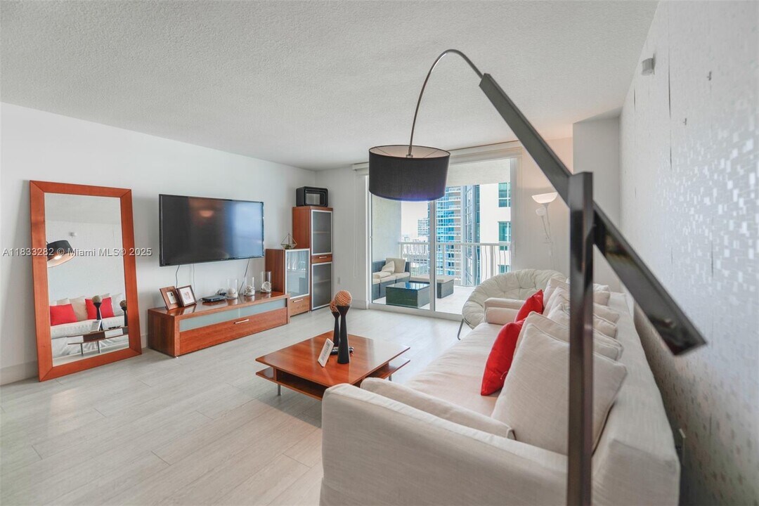 1200 Brickell Bay Dr, Unit 3514 in Miami, FL - Building Photo