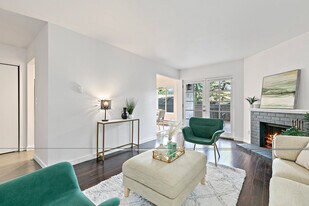 10418 Northeast 32nd Place, Unit C105 in Bellevue, WA - Building Photo