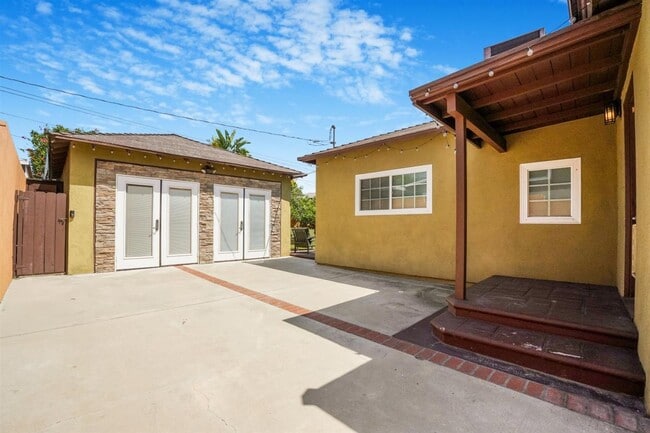 property at 2812 N Buena Vista St
