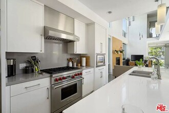 547 Huntley Dr in West Hollywood, CA - Building Photo - Building Photo