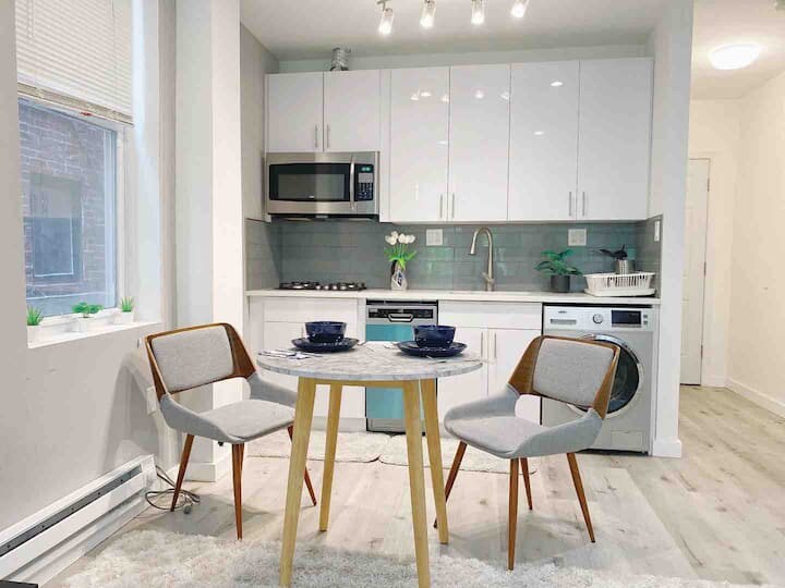2402 Spruce St in Philadelphia, PA - Building Photo