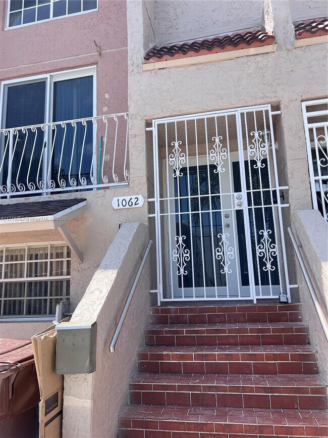 1062 W 42nd Pl in Hialeah, FL - Building Photo - Building Photo