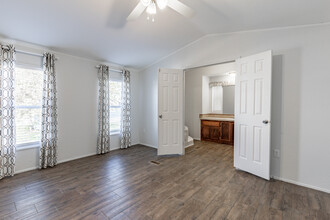 Valley Ridge in San Antonio, TX - Building Photo - Interior Photo