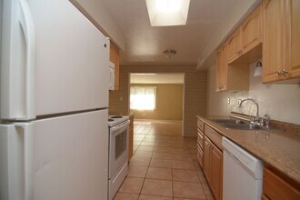 7462 E Victoria Dr in Tucson, AZ - Building Photo - Building Photo