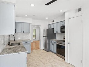 10650 Steppington Dr in Dallas, TX - Building Photo - Building Photo