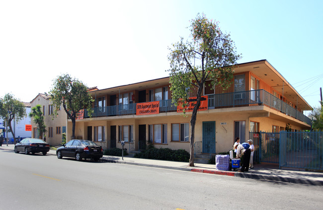 Zoe Seville Apartments in Huntington Park, CA - Foto de edificio - Building Photo