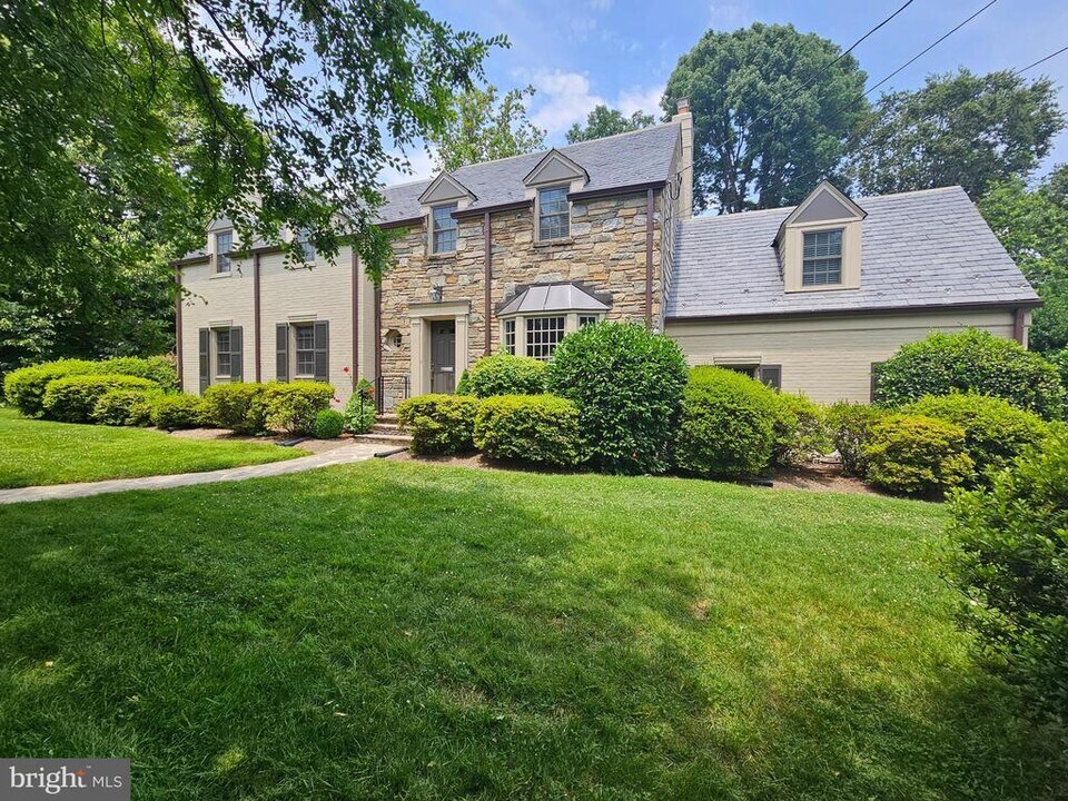 3819 Woodbine St in Chevy Chase, MD - Building Photo