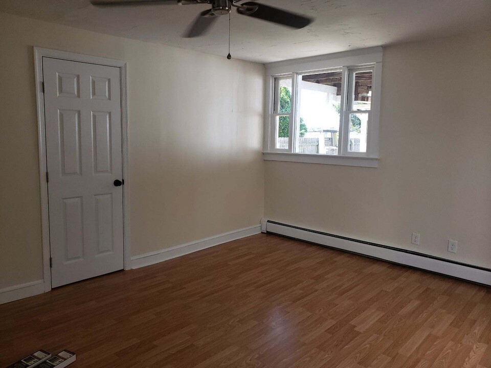 8 S Main St, Unit 2nd Floor in Dover, PA - Building Photo
